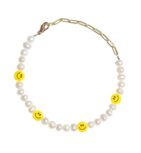Load image into Gallery viewer, London Smiley Pearl Bracelet
