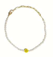 Load image into Gallery viewer, Dwyer Smiley Pearl Bracelet
